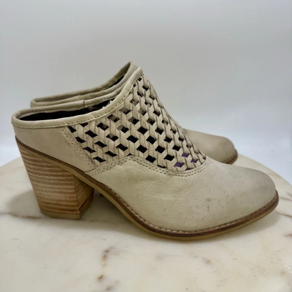 VERY VOLATILE Los Angeles Gray Woven Leather Clog Mules Heels Women's Size 7